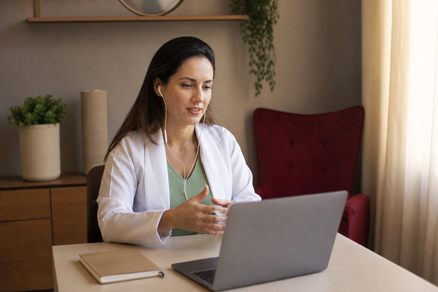 Nutricionista em atendimento online no consultório, com fone de ouvido e notebook